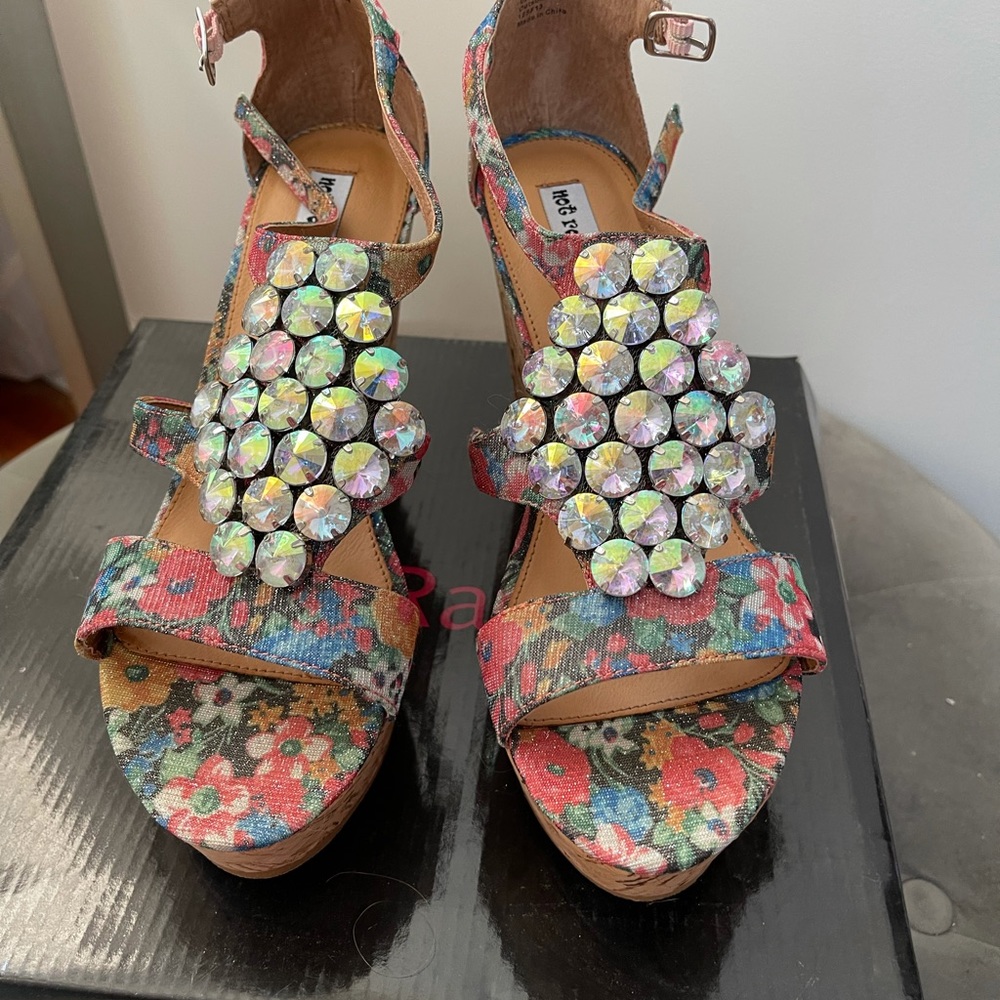NWOT- Size 9 platform multicolor sandal